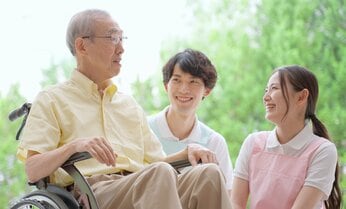 介護職員への「カスハラ」が深刻 家族は「飲食店のようなサービスを求めてはいけない」理由
