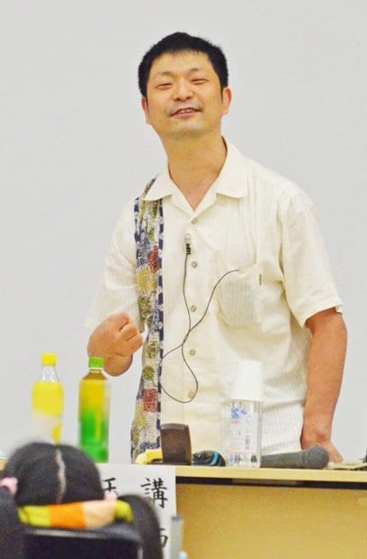 自らの体験をユーモアを交えて語る玉木幸則さん