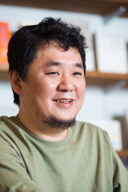 寄藤文平さん/「yPad」考案者/1973年長野県生まれ。グラフィックデザイナー。著書に『死にカタログ』『地震イツモノート』『元素生活』『ラクガキ・マスター』など(撮影/写真部・岸本絢)