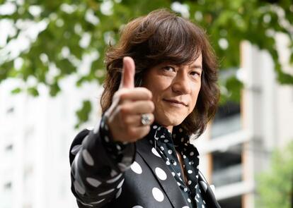 事務所近くのオフィス街で撮影していると握手を求めてくる人も。人気者なのだ (撮影/写真部・掛祥葉子)