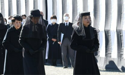 百合子さまの斂葬の儀 瑶子さま「金髪ピンクメッシュ」は上品な
