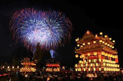 秩父夜祭りの屋台と花火（写真：秩父市観光課提供）
