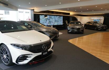 ＥＶ専門店「メルセデスＥＱ横浜」にはメルセデスのＥＶが全車種展示されている＝横浜市神奈川区（撮影／安井孝之）