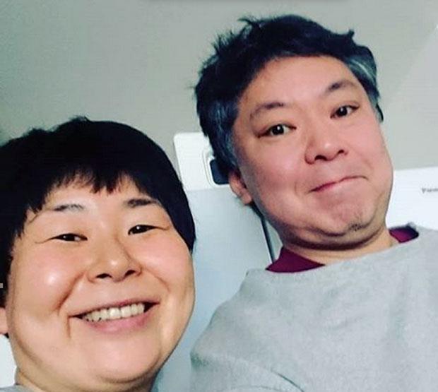鈴木おさむさん夫妻 (本人提供)