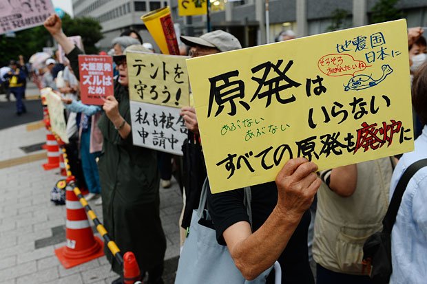様々なプラカードを掲げて脱原発と原発再稼働反対を訴える人々　（c）朝日新聞社　＠＠写禁