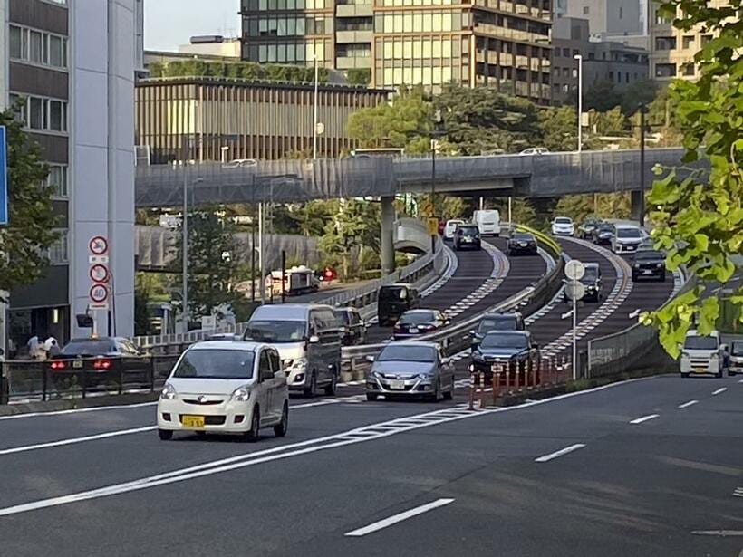 （6）青山通り／車列が赤坂見附の立体交差点から坂を下ってくる場面がシャッターチャンス。角度をつけて撮影できる唯一の場所　（撮影／熊切大輔）