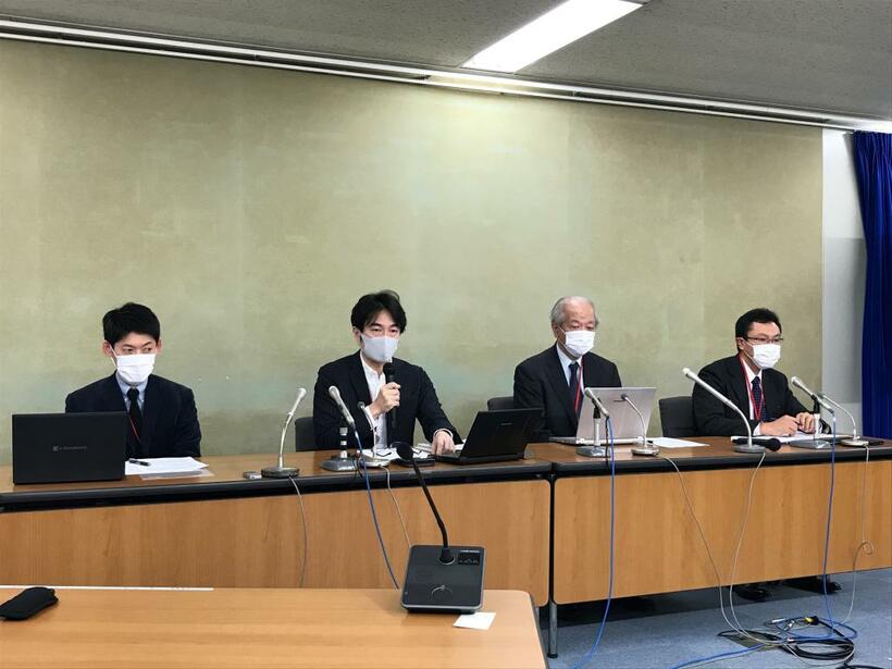 １１月２５日、「いのち支える自殺対策推進センター」の清水康之・代表理事（左から２番目）は日本記者クラブで会見を行った。写真は厚生労働省での１０月の会見　（ｃ）朝日新聞社