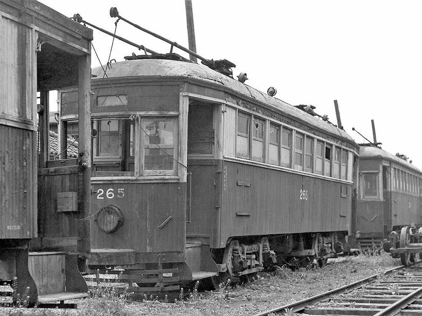 西武軌道が発注して都電に引き継がれた杉並線用250型。写真の265は廃車解体を免れて栃尾鉄道に売却され、軽便客車に転身した。杉並車庫（撮影／宮松金次郎：1953年4月19日）