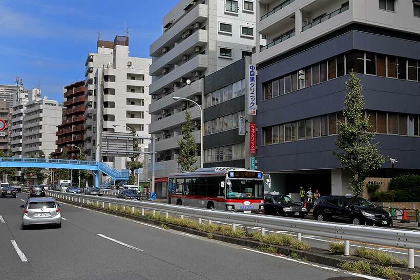 両側6車線に拡幅された旧中目黒終点付近の駒沢通り。恵32系統用賀駅行き東急バスの背後の「シティホームズ中目黒ビル」が、白い土蔵が建っていた場所になる（撮影／諸河久：2019年9月28日）