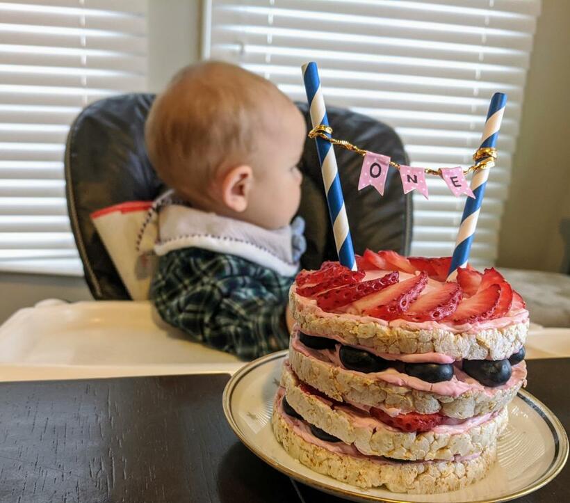 1歳の誕生日に作ったスマッシュ・ケーキ、スマッシュ前。（写真／著者提供）