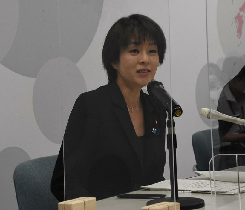 総務政務官の就任会見で話す杉田水脈氏