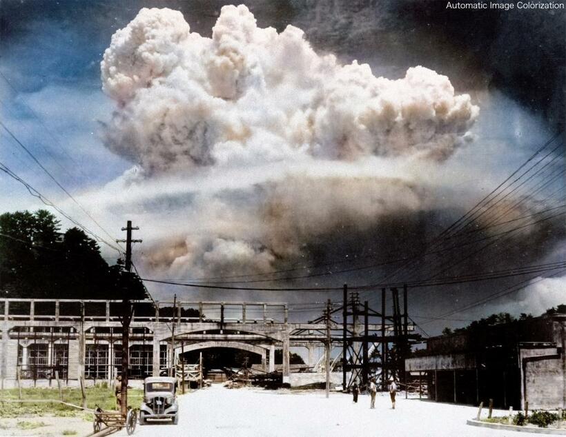 1945年8月9日11時2分、長崎原爆投下。写真は投下から20分後、香焼島において松田弘道が撮影したきのこ雲＝渡邉英徳さん提供