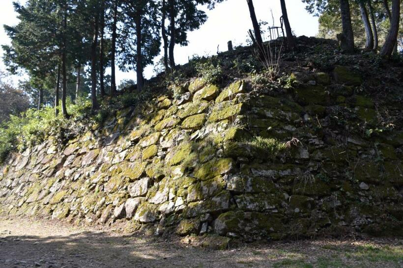 【2位】安土城の本丸天主台石垣。この石垣の上に天主基礎石がおかれ、その上に天主が建てられていた。江戸時代に築かれた天主台の石垣は完全な矩形となるが、安土城の天主台は菱形である。