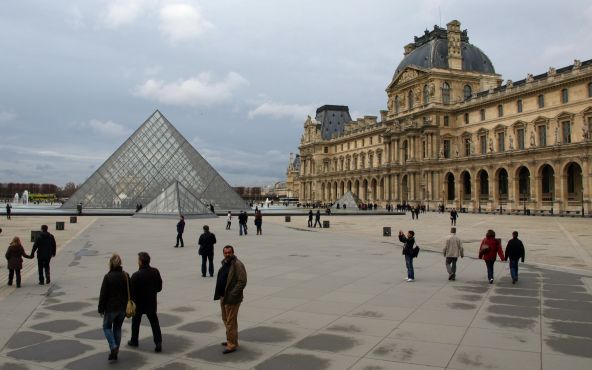 世界的に有名なパリのルーブル美術館