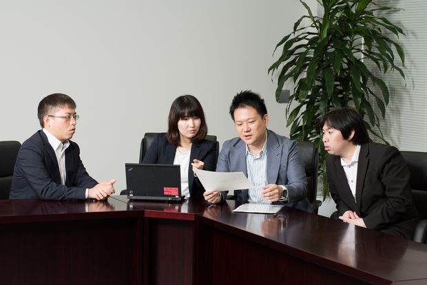 左から、執筆した「チーム２０４５」メンバーの鎌田さん、森井さん、西村さん、里見さん。残りの２人は現在、産休などで職場を離れているという。チーム名は、シンギュラリティを迎えるのが２０４５年とされていることに由来している（撮影／堀内慶太郎）