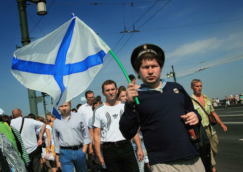 海軍記念日／サンクトペテルブルクの海軍記念日。片手にロシア海軍旗、片手にビール瓶を握る人もいた（撮影／写真映像部・小林修）