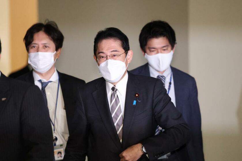 首相官邸を出る岸田首相（中央）と長男の翔太郎首相秘書官（右）。荒井勝喜首相秘書官（当時、左）は性的少数者や同性婚に対する差別発言で2月に更迭された／2022年12月26日