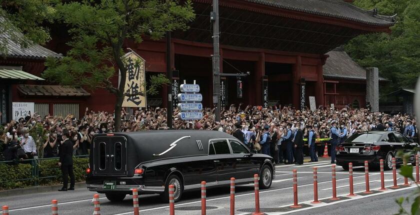 葬儀が行われた増上寺（東京都港区）を出る安倍氏の棺を載せた車