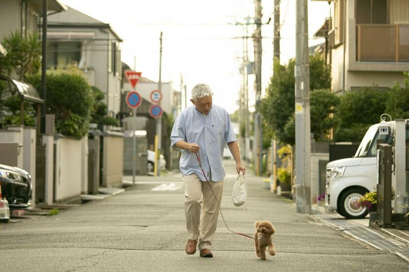 愛犬シェリーの散歩は家族のなかで泉の役目だが、ほんとうは犬が苦手。シェリー以外の犬には気安く近づけず、散歩中、向こうから大型犬などこようものならあたふたしてしまう（撮影／ＭＩＫＩＫＯ）