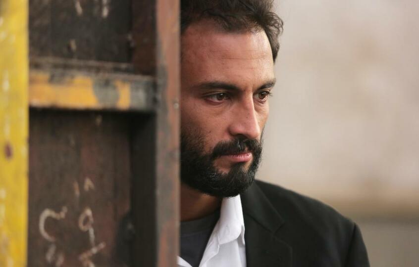 主演のアミル・ジャディディ (c) 2021 Memento Production ― Asghar Farhadi Production ― ARTE France Cinema