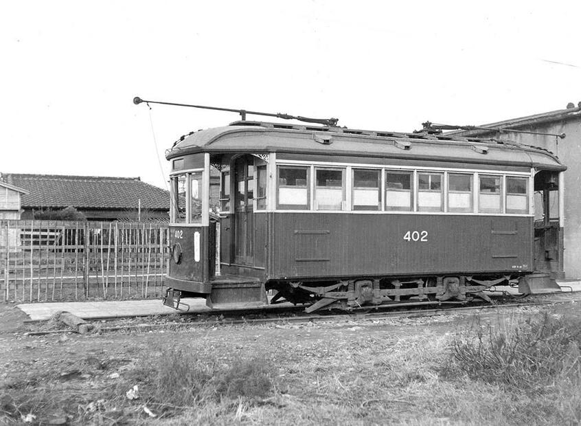 都電400型は東京を代表する木造高床式単車で、1924年から1925年にかけて200両が製造された。一之江線に残った最後の4両が1952年まで稼働した。東荒川(撮影/江本廣一・所蔵/筆者:1950年12月16日)
