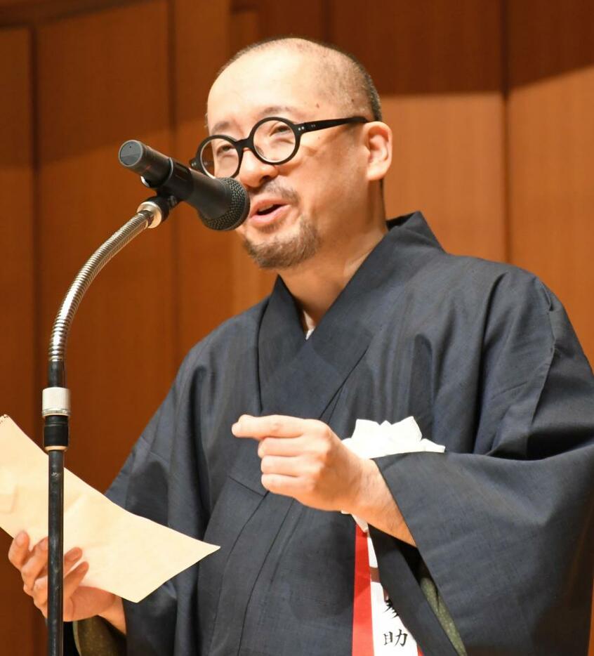 第23回手塚治虫文化賞の贈呈式であいさつする山田参助さん=撮影・多田敏男