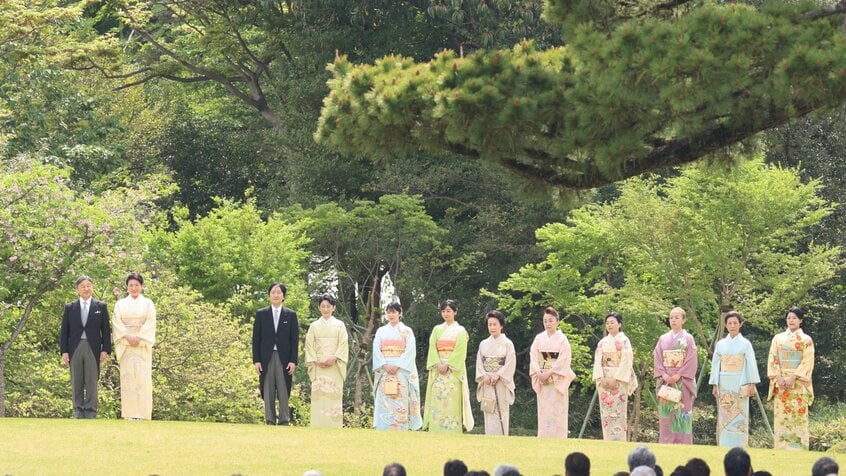 天皇陛下を先頭に皇族方が三笠山と呼ばれる小高い丘に並び、25年春の園遊会がスタートした。皇族数の減少を食い止めるためには、結婚したのちも女性皇族が皇族の身分を保持することが 不可避だが、皇室典範の改正はいつになるのか＝2025年4月22日、東京・元赤坂の赤坂御苑、JMPA