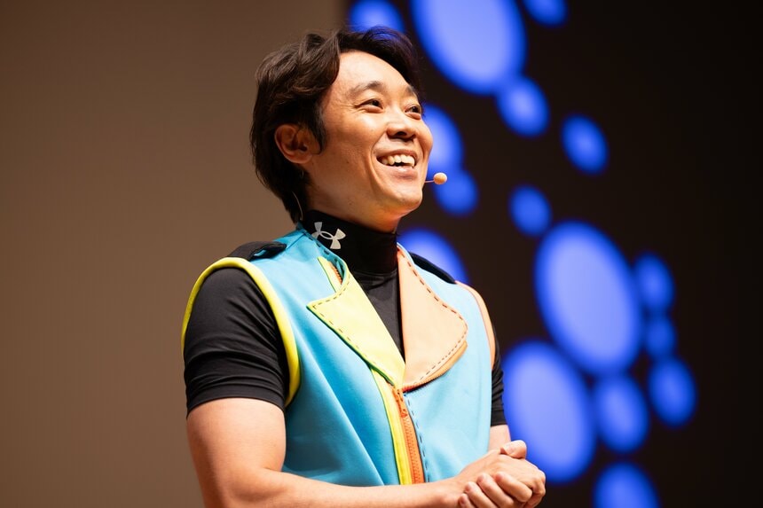 午前の部の出演の11代目体操のお兄さん、よしお兄さん（小林よしひささん）。会場一体となって歌と体操を楽しみました！