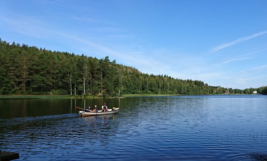 夏の間、子どもたちが毎日のように飛び込む湖。夜にはボートを漕ぎだして次第に藍色に染まる空を眺めるのも楽しみ。