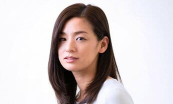 〈戦後80年ドラマ「八月の声を運ぶ男」きょう〉居酒屋女将になった「尾野真千子」は接客も豪快? 大物女優なのに“人前で着替え”も「大丈夫でしょ」