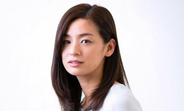 居酒屋女将になった「尾野真千子」は接客も豪快？　大物女優なのに“人前で着替え”も「大丈夫でしょ」