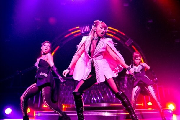 倖田來未 挑発的なセクシーダンスに宙を舞うパフォーマンス！ 京都凱旋ライブの模様をオンエア決定