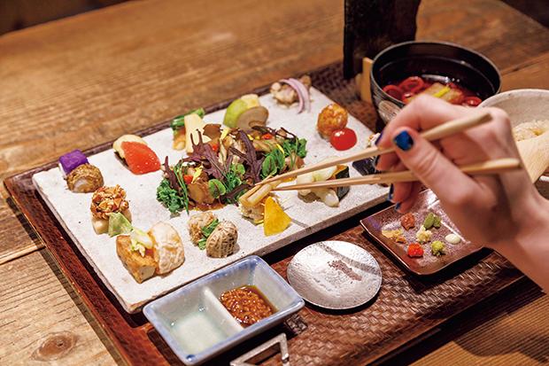 AWOMB西木屋町/「手織り寿し 養」3630円。具材はどれを組み合わせてもOK。内容は時期によって変わるので、何度来ても飽きずに楽しめる。「ベジタリアンにもおすすめです」とケイリーンさん