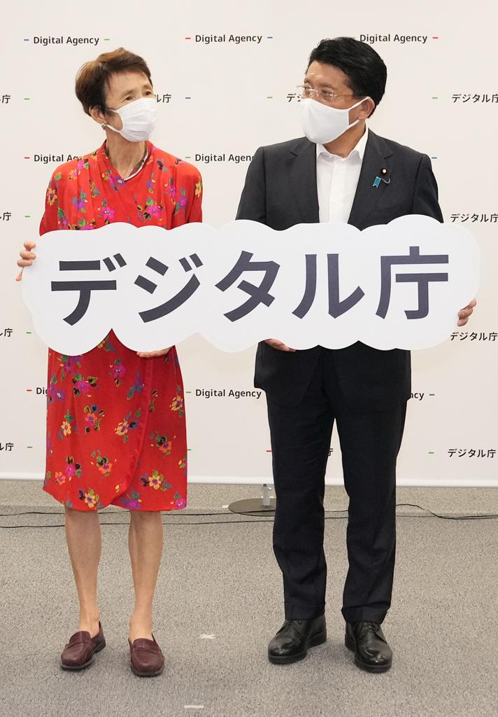 平井卓也氏（右）は1958年生まれ。電通などを経て2000年衆議院選挙で初当選。20年からデジタル改革担当相。石倉洋子氏は1949年生まれ。米ハーバード大大学院で経営学博士を修了後、米国のコンサルティング会社、一橋大教授などを歴任＝9月1日、デジタル庁発足で、平井氏はデジタル大臣、石倉氏はデジタル監に就任　（ｃ）朝日新聞社