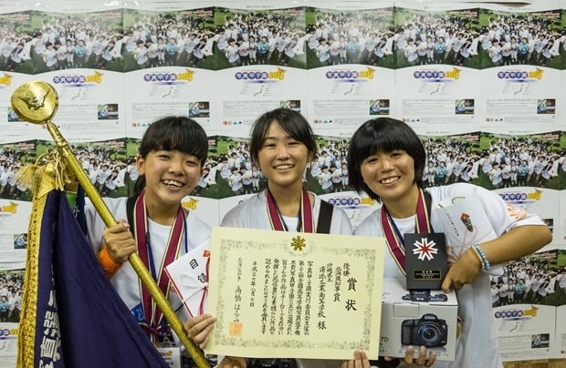 優勝した浦添工のメンバー