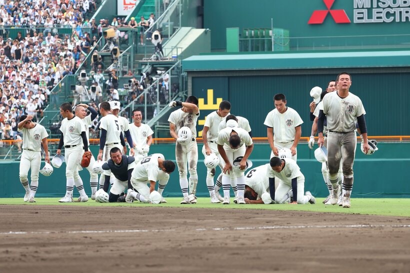 【決勝】日大三ナインは一塁側だけでなく、各方面を向いてあいさつ。拍手喝采を浴びたが、悔しさに泣き崩れた（撮影／写真映像部・松永卓也）