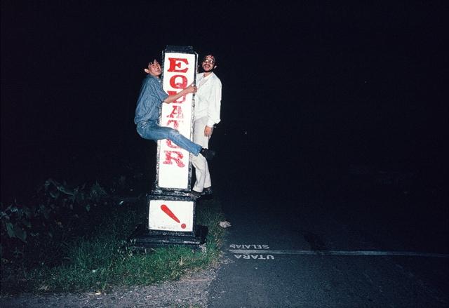 日本を発って５日目の深夜、ついに赤道を通過（『12万円で世界を歩く』1989年刊、写真／阿部稔哉）