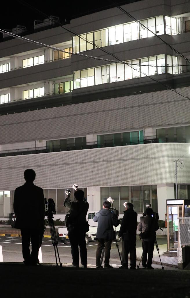新型コロナウイルスに所属医師が感染したことが報じられ、2月13日、和歌山県湯浅町の済生会有田病院には多くのメディアが集まった　（c）朝日新聞社