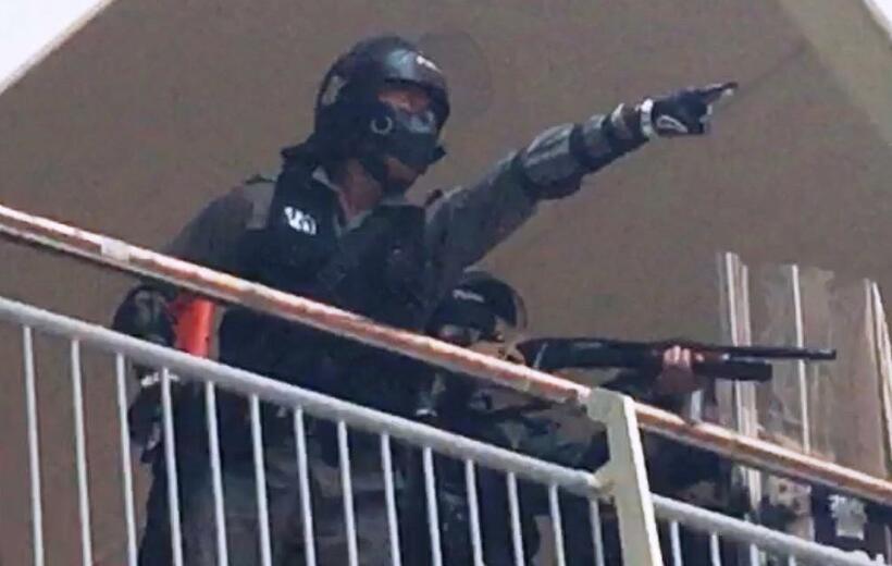 香港のデモ隊を催涙弾で狙う警官（撮影／今西憲之）