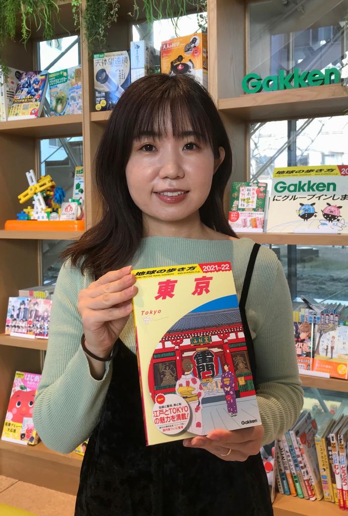 「東京版」の編集を担当した斉藤麻理さん。インバウンド向けのフリーマガジンを編集した際、「日本人にも面白い」と感じた銭湯や商店街の特集も盛り込んだ（写真：本人提供）