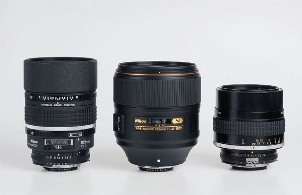 AI AF DC Nikkor 105mm F2D（左）と、AI Nikkor105mm F1.8S（右）を並べてみたが、鏡胴の太さが際立つ。鏡胴やフードはプラスチック製。軽量化やコスト削減のためだろうが、全体の質感を高め、絞りを機械連動にした限定バージョンを作ってもらえないだろうか
<br />