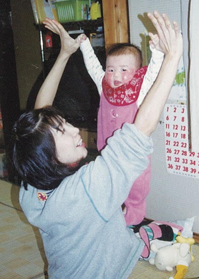 池江選手が赤ちゃんだった頃、母・美由紀さんはおむつ替えのたびに親指を握らせて体をつりあげていた（『あきらめない「強い心」をもつために』（池江美由紀著、アスコム）から）