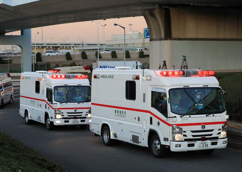 武漢からチャーター機で帰国した日本人のために空港に手配された救急車。すでに感染者がみつかり、症状のない人もいた／１月３０日、羽田空港で　（ｃ）朝日新聞社