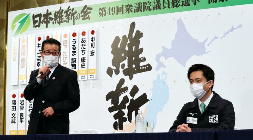 松井一郎代表（左）と大阪府の吉村洋文知事。次の代表選へ出馬するかが注目されている（C）朝日新聞社