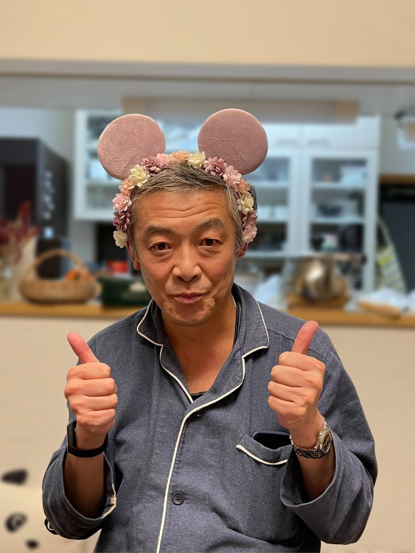 長女の誕生祝いに母娘でディズニーランドへ行った日、晩酌中の山崎さんに土産話をしていたら、おどけてポーズ（写真提供・山崎 薫）