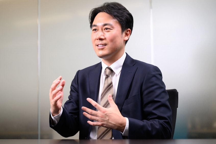 金融ジャーナリストの岡村友哉〈ゆうや〉さん（写真・本人提供）