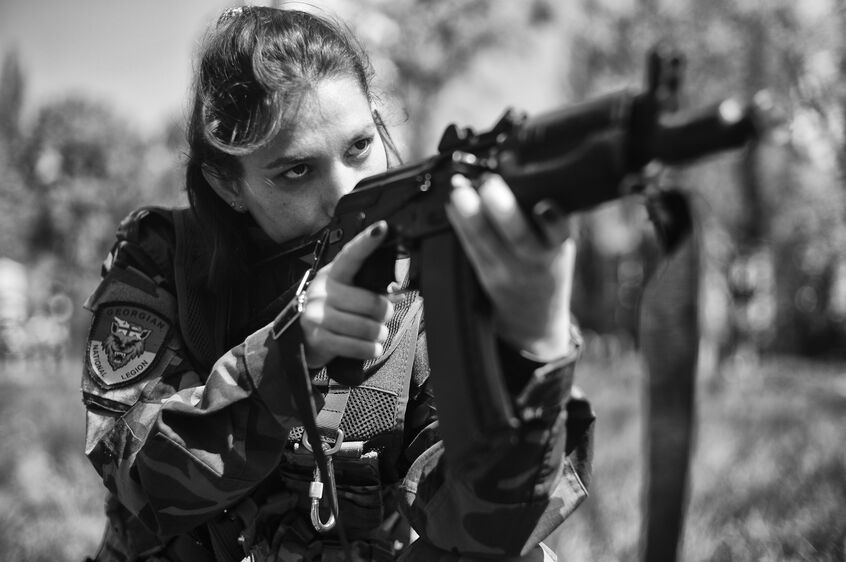 前線任務に備えて銃の使い方を習得する25歳の医師=横田徹さん提供