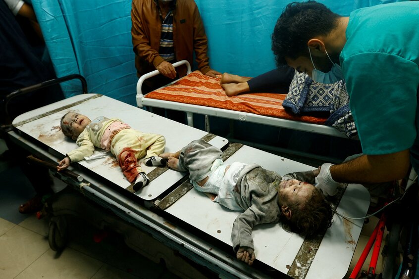 ガザ地区南部のハンユニスで、イスラエルの攻撃で負傷したパレスチナ人の子どもたちがナセル病院に運び込まれた=2023年11月18日(写真 ロイター/アフロ)