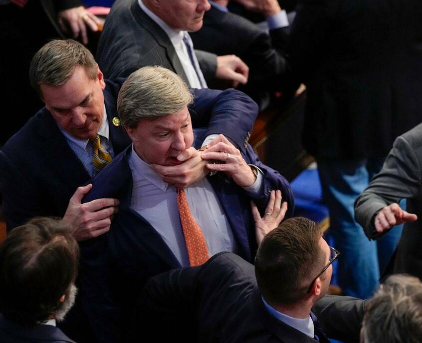 米下院議長選出をめぐり造反組に詰め寄るマッカーシー派を後ろから阻止するリチャード・ハドソン議員/1月6日(写真:AP/アフロ)
