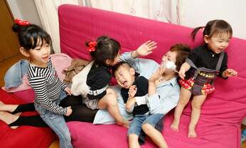 水道、ガス止められても…出産する子だくさん家族